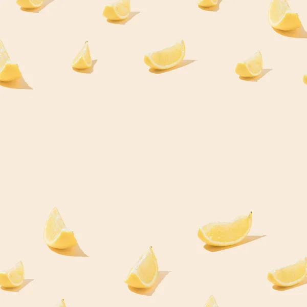 Limões Vibrantes Amarelos Fundo Laranja Pastel Ideia Padrão Criativo Conceito — Fotografia de Stock
