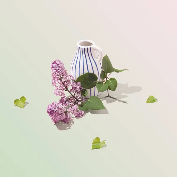 Pastel Bej Arka Planda Küçük Yeşil Yaprakları Olan Büyüleyici Güzel — Stok fotoğraf