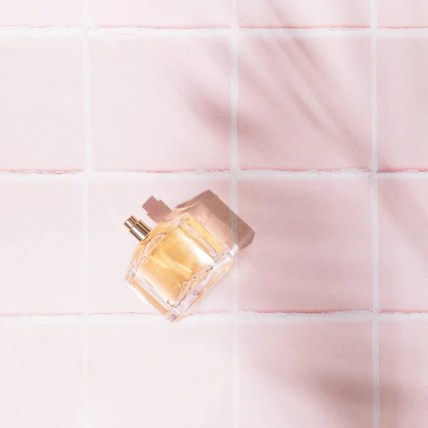 Yumuşak Pastel Arkaplanlı Pembe Kaplamalı Suda Parfüm Lüks Kadın Güzellik — Stok fotoğraf