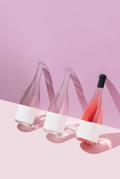 Rozenwijnflessen Pastelpaarse Roze Achtergrond Zomerse Alcoholische Drank Stockfoto