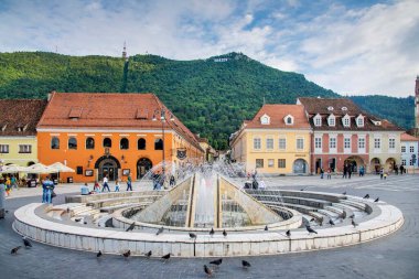 Brasov Karpat Dağları güzel bir sonbahar gününde