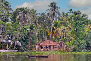 Hindistan 'da Kerala' nın Alappuzha (Alleppey) durgun sularındaki yüzen evler. Geleneksel bir turistik ilgi Kerala nehir kanallarında yüzen teknedir..