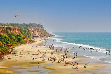  Hindistan 'ın en iyi plajlarından biri, Varkala plajı, Kerala. Yaz boyunca güneşli güzel bir gün..