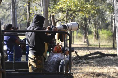 Nagarahole Ulusal Parkı Hindistan safari aracı ve turist fotoğrafçıları 