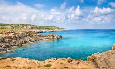 Kıbrıs adası, Akdeniz 'deki Ayia Napa' daki Cavo Greco 'da güzel bir manzara. Güneşli bir günde inanılmaz mavi deniz.