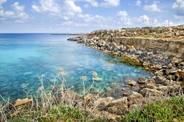 Kıbrıs adası, Akdeniz 'deki Ayia Napa' daki Cavo Greco 'da güzel bir manzara. Güneşli bir günde inanılmaz mavi deniz.