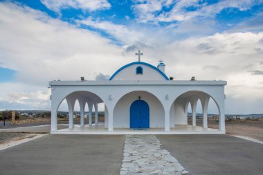 Kıbrıs Rum Kesimi 'nin Agia Napa kentindeki Aziz Thekla (Agia Thekla) kilisesi. St. Thekla 'nın (Agia Thekla) deniz üzerindeki kayalık çıkıntılı beyaz ve mavi kilisesinin güzel manzarası. Ayia Napa. Kıbrıs