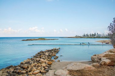 Mevsim dışında Protaras 'taki İncir Ağacı Koyu. Kıbrıs Adası.