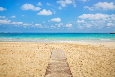 Kıbrıs Rum Kesimi 'ndeki Ayia Napa' da deniz manzaralı Makronisos körfezi. Turkuaz deniz suyunda yüzmek, dinlenmek ve güneşlenmek.