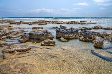 Kıbrıs Rum Kesimi 'nin Ayia Napa kentindeki Ayia thekla kentinde güzel bir deniz manzarası.