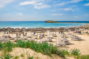 Nissi Beach Körfezi Panoraması. Temiz su, yaz mevsimi, harika hava.