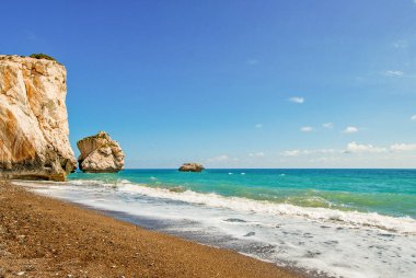 Petra tou Romiou, aynı zamanda Afrodit Kayası olarak da bilinen Kıbrıs Rum Kesimi 'nin Paphos kentinde bir deniz yığını. Bölgenin güzelliği ve mitolojide Afrodit 'in doğduğu yer olarak yer alması onu popüler bir turizm merkezi yapıyor..