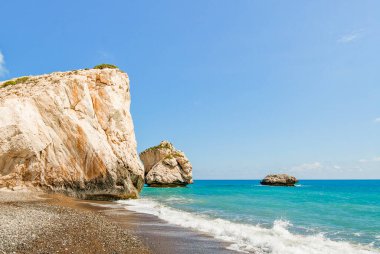 Petra tou Romiou, aynı zamanda Afrodit Kayası olarak da bilinen Kıbrıs Rum Kesimi 'nin Paphos kentinde bir deniz yığını. Bölgenin güzelliği ve mitolojide Afrodit 'in doğduğu yer olarak yer alması onu popüler bir turizm merkezi yapıyor..