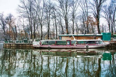 Bükreş 'teki Herastrau parkında kar yağışlı kış manzarası. Kar yağıyor, soğuk bir gün. Güzel gün