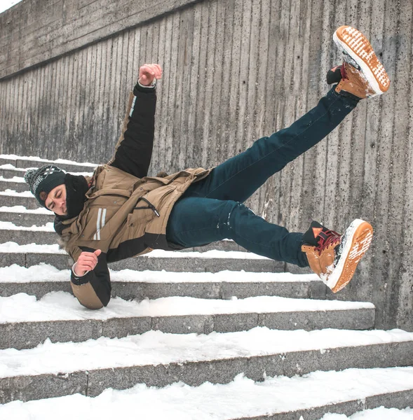 Mann Rutscht Auf Glatteis Aus Und Stürzt Treppe Hinunter — Stockfoto