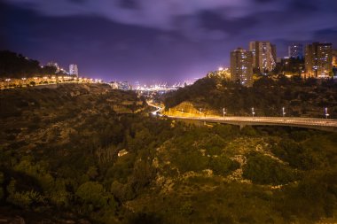 Gece şehir manzarası.
