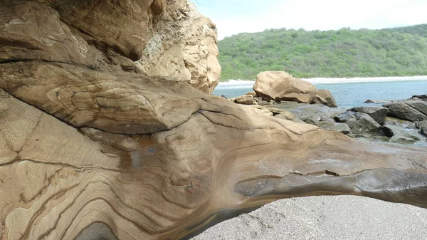 Şaşırtıcı doğal desenler. Sanatçı-Pasifik Okyanusu. Ekvador sahilinde çok güzel bir sahil, beyaz kum ve turkuaz su - de Los Frailes.