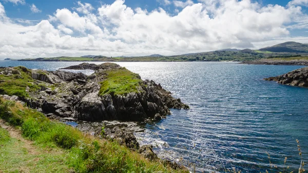 Rive irlandaise pendant l'été — Photo