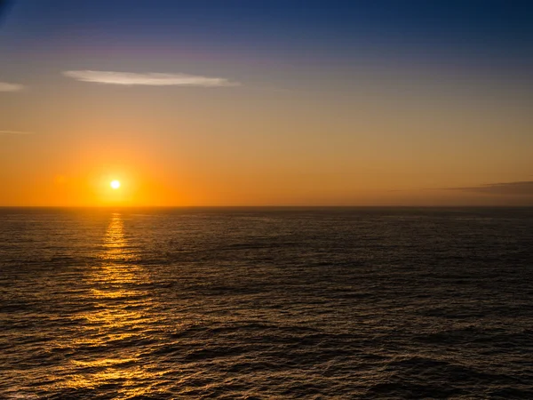 Denizin üzerinde gün batımı