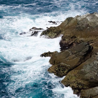 İrlanda Sahil kayalar, dalgalar ve su