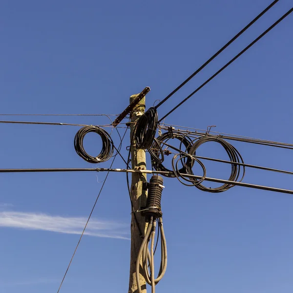 Estrada de comunicação e pólo elétrico — Fotografia de Stock