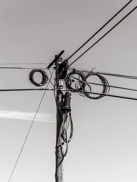 Carretera de comunicación con poste y alambre — Foto de Stock