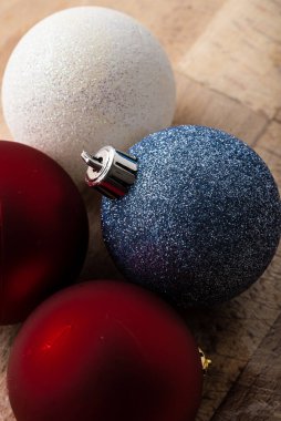 Ahşap masada renkli Noel Süsleme Baloları. dikey bileşim