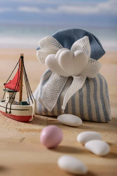 平静的生活着甜蜜的杏仁和海边的一条船 意大利食物庆祝婚礼和新生儿 免版税图库图片