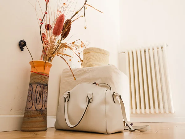 Natürmort vazo, el çantası, kabarık ve ısıtıcı