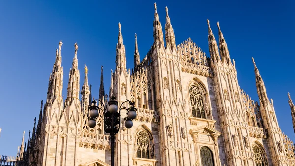 Vista de la catedral de Milán al atardecer — Foto de Stock