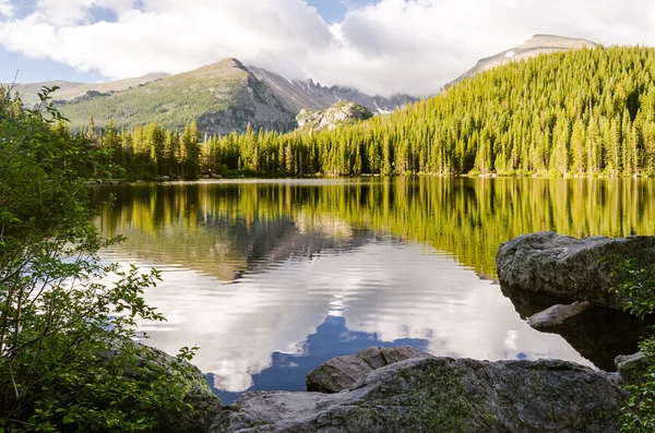 Krajobraz jeziora polodowcowe skalista góra — Zdjęcie stockowe