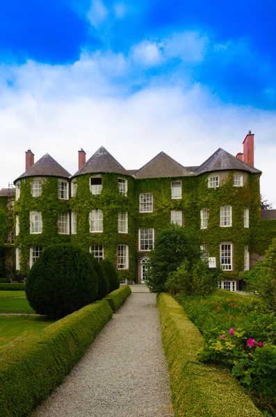 Finca victoriana en kilkenny con un hermoso jardín — Foto de Stock