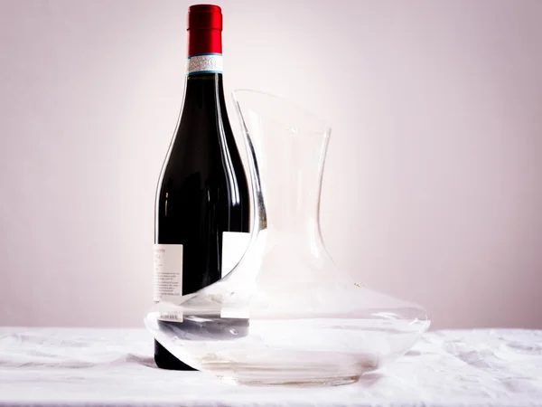 -bir şişe şarap ve sürahi