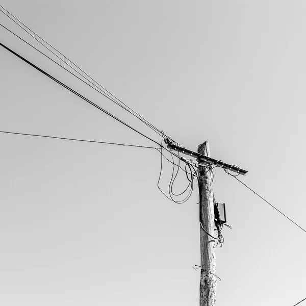 Электрический столб с проводами — стоковое фото