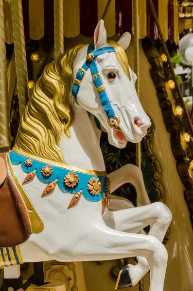 Eski bir atlıkarınca atı ile