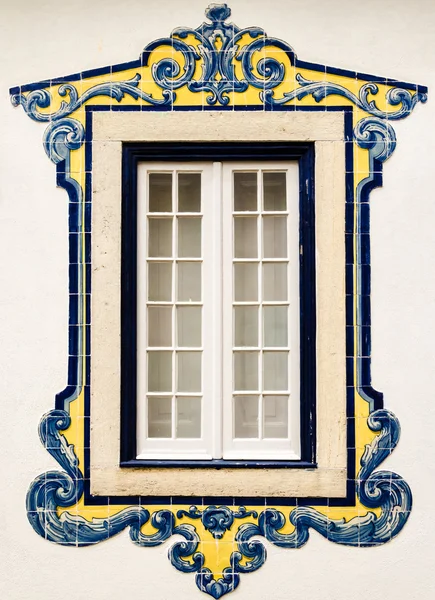 白い窓とカラフルなタイル — ストック写真