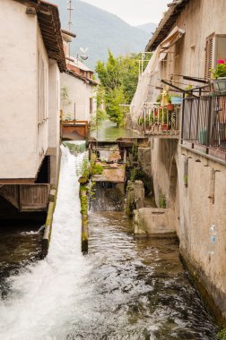 İtalyan Alpleri üzerinde küçük bir köy görünümü