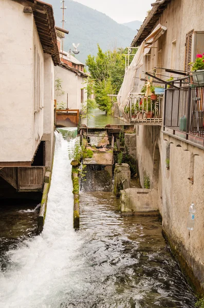 İtalyan Alpleri üzerinde küçük bir köy görünümü