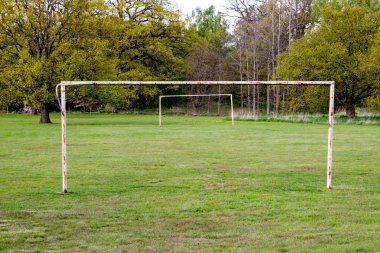 Terk edilmiş futbol kapısı