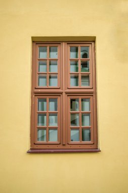 pencere ve turuncu duvar