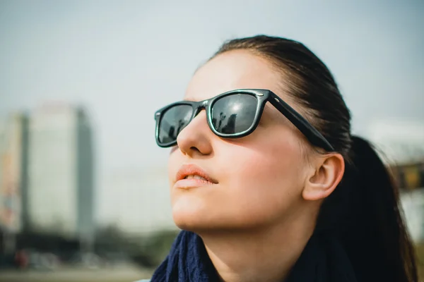 Chica en gafas de sol — Foto de Stock