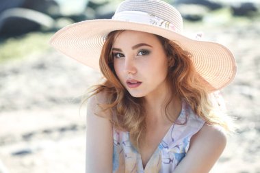 Hasır şapkalı güzel bir kızın zarif güzel portresi..