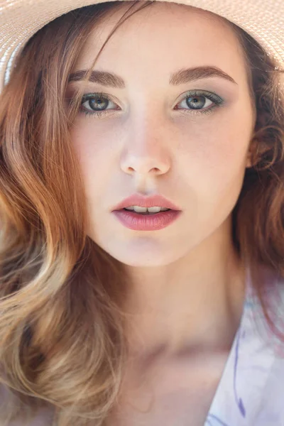 Retrato Belleza Suave Una Hermosa Chica Sombrero Paja Afuera —  Fotos de Stock