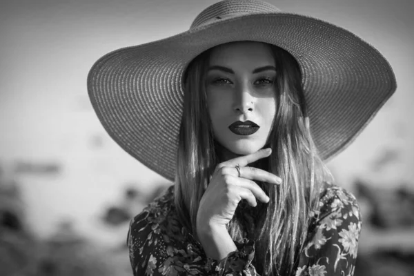 Retrato Blanco Negro Una Hermosa Chica Elegante Sombrero Paja Afuera —  Fotos de Stock