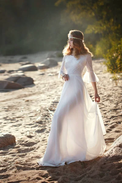 Linda Chica Tierna Vestido Blanco Largo Una Noche Verano Soleado — Foto de Stock