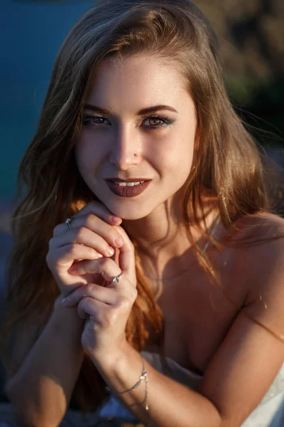 Retrato Uma Bela Menina Sorridente Nas Pedras Praia Noite — Fotografia de Stock