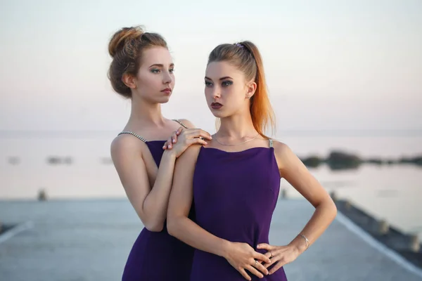 Δύο Όμορφα Κορίτσια Πανομοιότυπα Φορέματα Στην Παραλία — Φωτογραφία Αρχείου