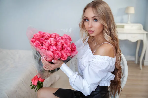 美しいですセクシー女の子ブロンドとともに長いです髪とともにピンクバラの花束で彼女の手 — ストック写真