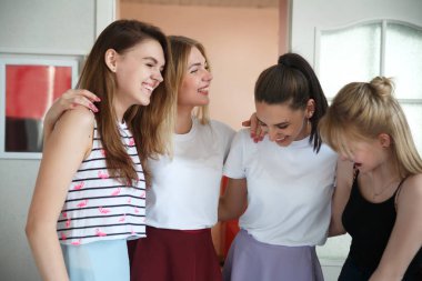 Bir grup kız içeride sohbet ederken eğleniyor..