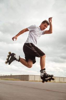 Adam yolda paten atlama numarası yapıyor..